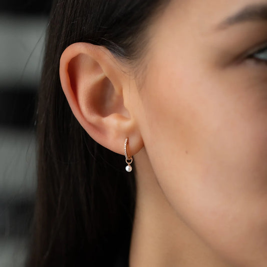 Anhänger SEA MINI in Roségold mit Perle getragen an Diamantkreole von Frau mit dunklen Haaren Seitenansicht