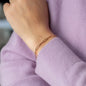 Gliederarmkette Jackson in 18 KT Roségold getragen an Handgelenk von Person in Violetten Pullover