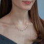 Frau mit Halskette Leona in Rosegold mit weißen Diamanten