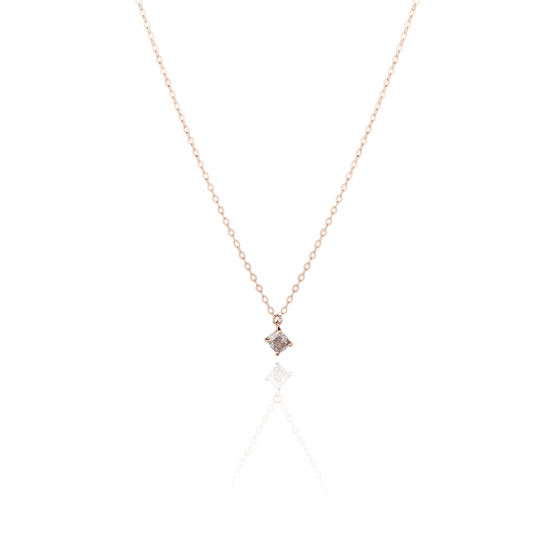 Vorderansicht einer eleganten und filigranen Halskette in 18 KT Roségold mit braunem Diamantanhänger