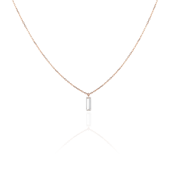 Vorderansicht von ANNA Halskette Paulina in 18 KT Roségold mit großem weißen Diamanten im Baguette Schliff