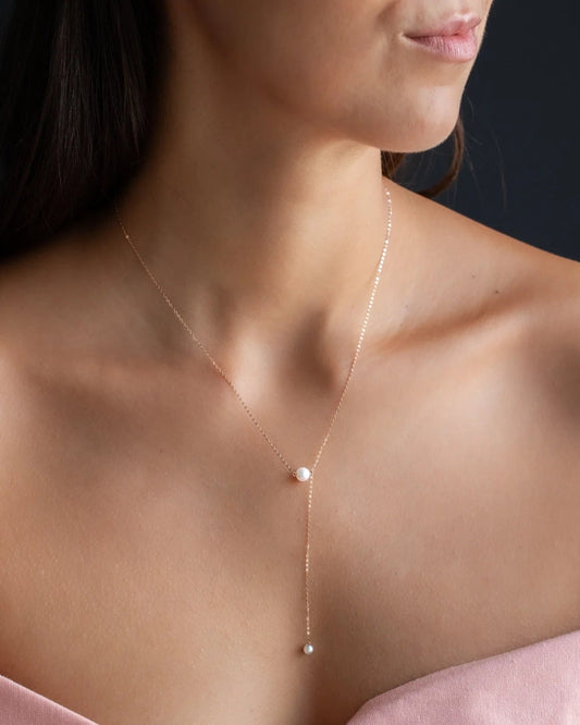 Halskette SADIE in 18 KT Roségold mit zwei 6mm großen Akoya-Perlen getragen um Hals von Frau