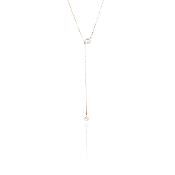 Vorderansicht von langer Halskette in Y-Form mit zwei weißen Perlen in 18 KT Roségold mit zwei Akoya-Perlen