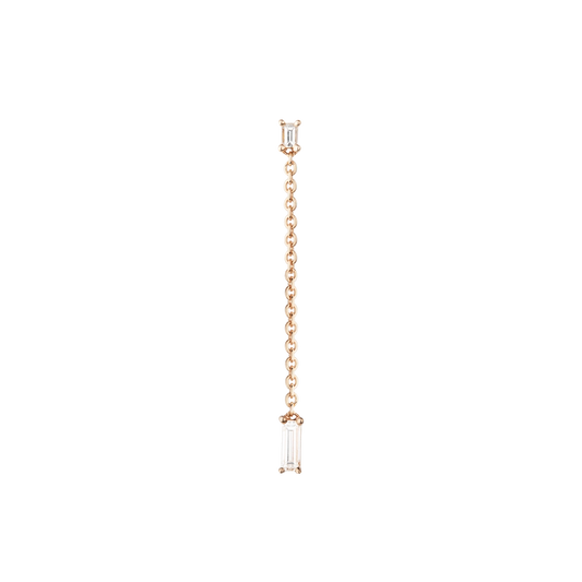 Eleganter Ohrring aus 18 KT Roségold gefertigt mit zwei weißen Diamanten in Baguette-Schliff, verbunden mit zarter Goldkette