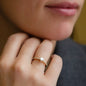 Verlobungsring Forever in Gelbgold mit weißen Diamanten getragen an Ringfinger von Frau
