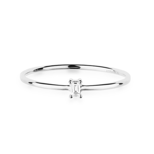 Eleganter Ring aus 18 KT Weißgold gefertigt mit einem weißen Diamanten in Baguette-Schliff vertikal platziert auf der Ringschiene