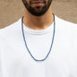 Halskette Elliot mit Lapislazuli Edelsteinen getragen von Mann in weißem T-Shirt