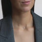 Tragevideo Nahaufnahme von ANNA Halskette Paulina in 18 KT Roségold mit weißem Diamanten im Baguette Schliff, getragen um Hals von Frau 
