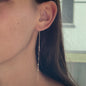 Video von langem Ohrring mit Diamanten getragen von Frau mit dunklen Haaren