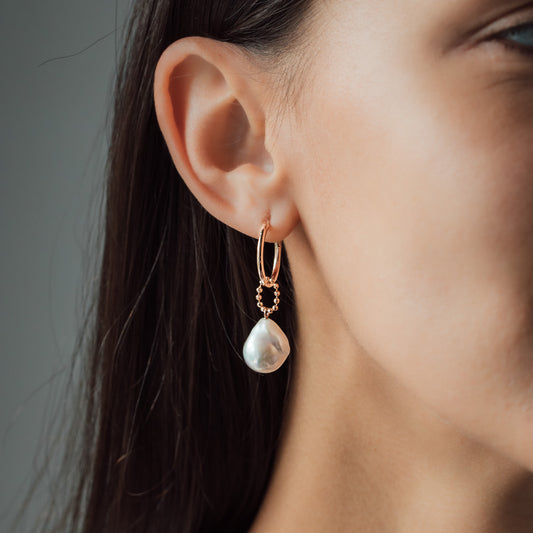 Frau mit Ohrring und Perlenanhänger Detailaufnahme