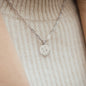 Anhänger Sternzeichen für Halsketten und Ohrringe in Silber getragen an Halskette von Frau