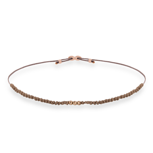 Armband Kai mit Perlen aus 18 KT Roségold und beigem Stoffband in Vorderansicht