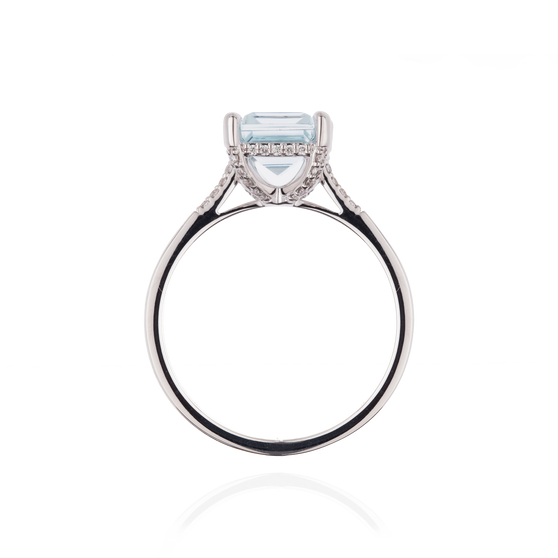 Freisteller Ring LINA mit Edelstein Aquamarin und weißen Diamanten in Weißgold Seitenansicht