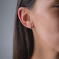 Video mit Nahaufnahme von Frau mit Fokus auf Ohr und Diamantohrring in Roségold