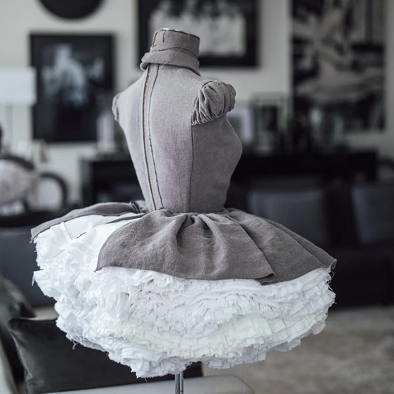 ANNA Doll aus grauem Stoff, weißem Tutu und mit kleinen Herzen Rückseite