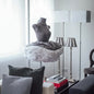 ANNA Doll aus grauem Stoff, weißem Tutu und mit kleinen Herzen in Wohnzimmer
