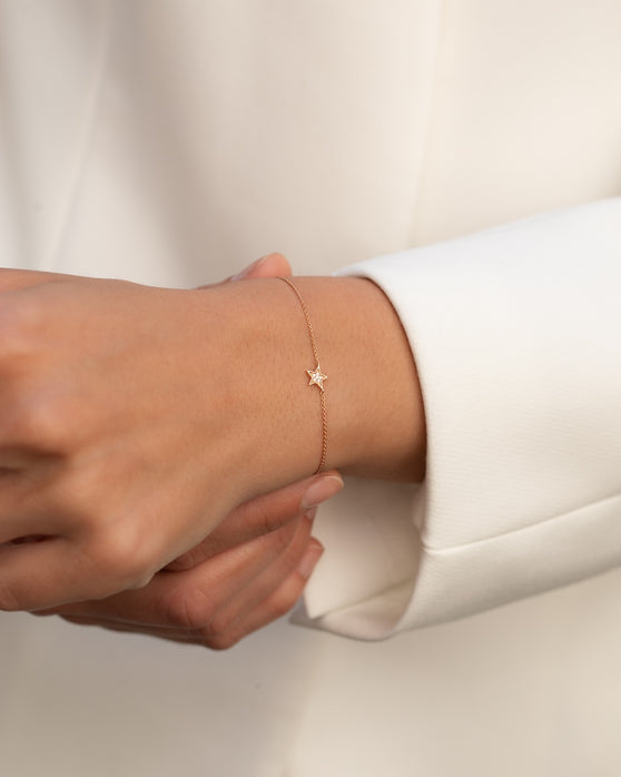 Filigrane Armkette in 18 KT Rosegold mit einem Stern mit weißen Diamanten besetzt getragen an Handgelenk