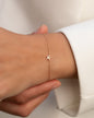 Filigrane Armkette in 18 KT Rosegold mit Anhaenger in Sternenform mit weißen Diamanten getragen an Handgelenk