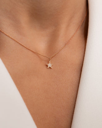 Zarte Halskette mit Stern-Anhänger in 18 KT Rosegold mit weißen Diamanten getragen von Frau