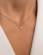 Zarte Halskette mit Stern-Anhänger in 18 KT Rosegold mit weißen Diamanten getragen von Frau