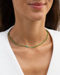 Kurze, gruene Halskette mit Edelsteinen aus 18 KT Roségold. Halskette mit Chromdiopsiden und Türkisen – ein sommerliches Schmuckstück von ANNA. Getragen am Hals einer Frau mit schwarzen Haaren und weißem Blazer.