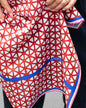 Rotes Seidentuch mit blau-weißem Muster als stilvolles Accessoire