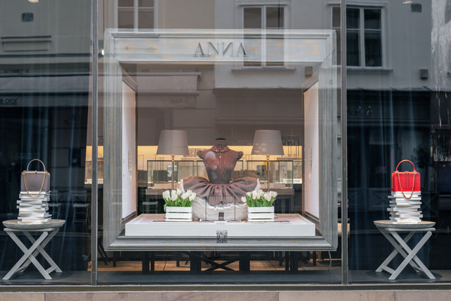 ANNA Store Wien Plankengasse Schaufenster mit Tulpen und ANNA Doll