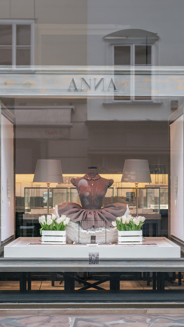 ANNA Store Wien Plankengasse Schaufenster mit Tulpen und ANNA Doll