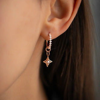 Anhänger ANNA SIgnature Star mit Diamant in 18 KT Roségold 10mm getragen an Diamantohrring