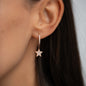 ANNA Anhänger Superstar mit Diamanten in 18 KT Roségold 10mm getragen an Diamantohrring