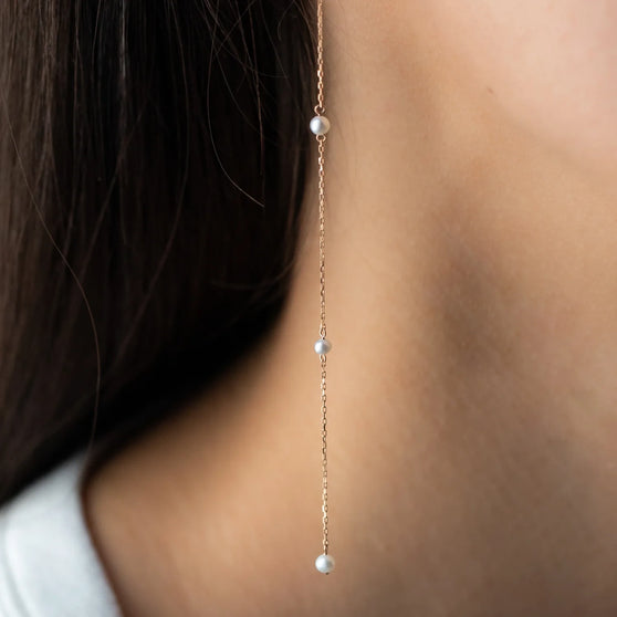 Nahaufnahme von Anhänger ARIA in 18 KT Roségold mit drei weißen Perlengetragen
