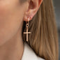 Nahaufnahme Ohr von blonder Frau mit Kreole und ANNA Anhänger TOMMY mit Kreuz Symbol und weißen Diamanten in 18 KT Roségold