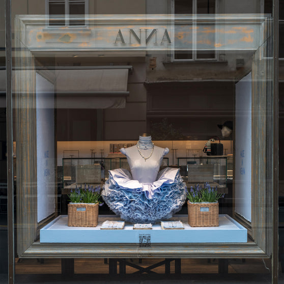 ANNA Shop Schaufenster mit ANNA Doll 16 in Blau und Flieder Dekoration