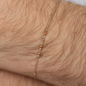 Armband Lana in 18 KT Roségold von ANNA getragen an Handgelenk von Mann Nahaufnahme