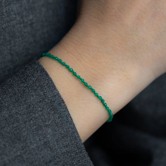Armband MIRI mit grünen Achat Edelsteinen getragen an Handgelenk