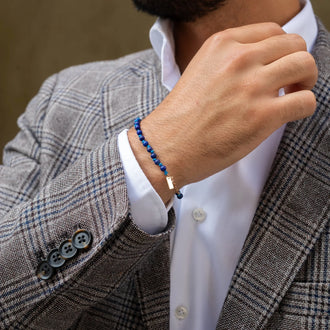 Armband ELLIOT in Rosegold mit blauen Lapislazuli Perlen an Handgelenk von Mann