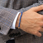 Nahaufnahme von Armband ELLIOT in Rosegold mit blauen Lapislazuli Perlen an Handgelenk von Mann