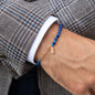 Armband ELLIOT in Rosegold mit blauen Lapislazuli Perlen an Handgelenk von Mann close up