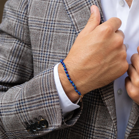 Armband ELLIOT in Rosegold mit blauen Lapislazuli Perlen an Handgelenk von Mann