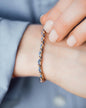 Armkette Bel Air mit buntem Stoffband in blau getragen