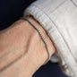 Nahaufnahme von ANNA Armkette Tim für Männer in oxidiertem 925 Sterling Silber getragen