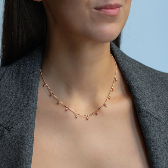Collier Maxim 11 mit braun pinken Diamanten aus 18 KT Roségold getragen an Hals von Frau