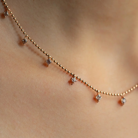Nahaufnahme von Collier Maxim 11 mit braun pinken Diamanten aus 18 KT Roségold getragen