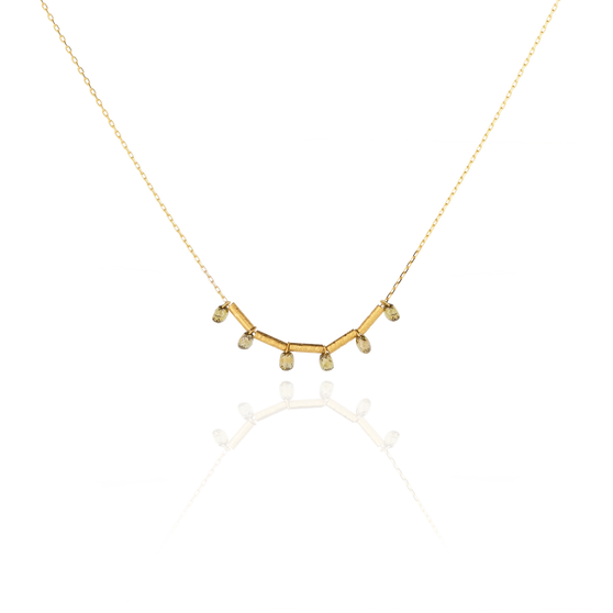 Freisteller von Halskette Aurora in Gelbgold mit sechs grünen Diamanten