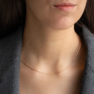 Halskette LARA in 18 KT Roségold getragen von Frau