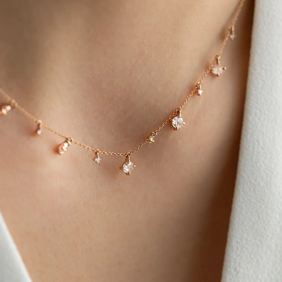 Nahaufnahme von ANNA Halskette Leona in 18 KT Roségold mit weißen Diamanten