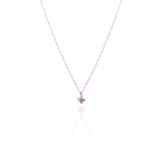Vorderansicht einer eleganten und filigranen Halskette in 18 KT Roségold mit braunem Diamantanhänger