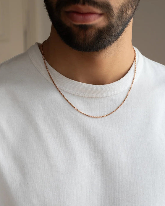 Mann mit Halskette Sam Petite in Rosegold von ANNA getragen
