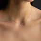 Halskette SOUL mit weißem Diamant mit 0.4 Karat in Roségold getragen an Frau