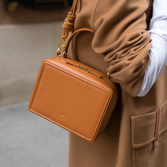 Nahaufnahme von Handtasche ELLEN in Leder in der Farbe Cognac